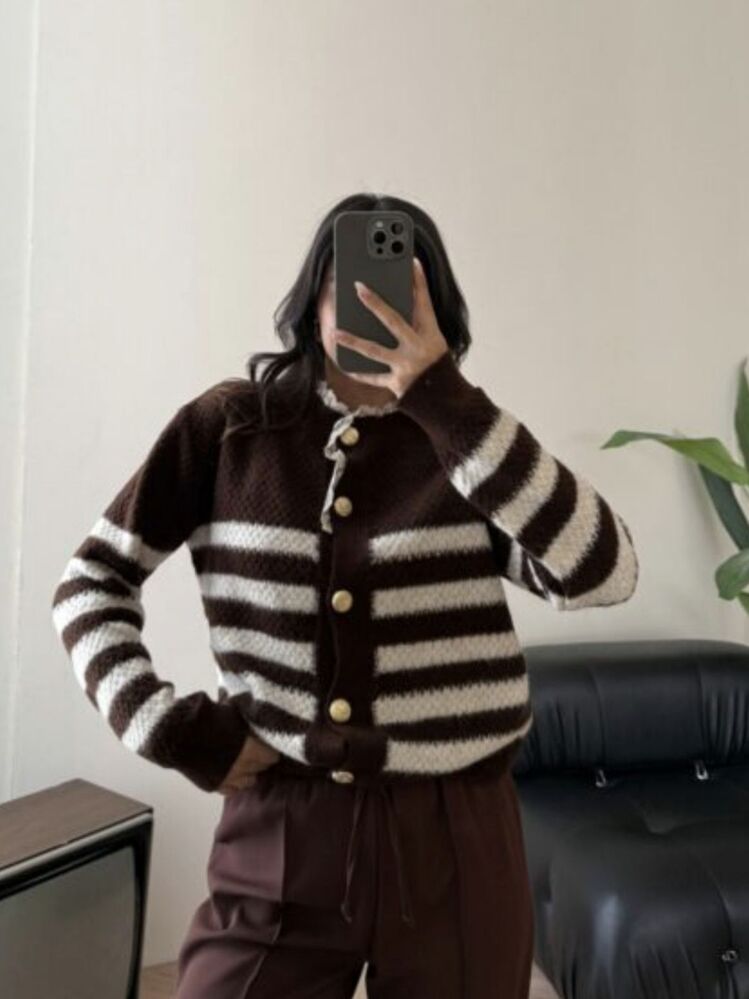 DÜĞMELİ İŞLEME DETAYLI ÇİZGİLİ HIRKA KAHVE
