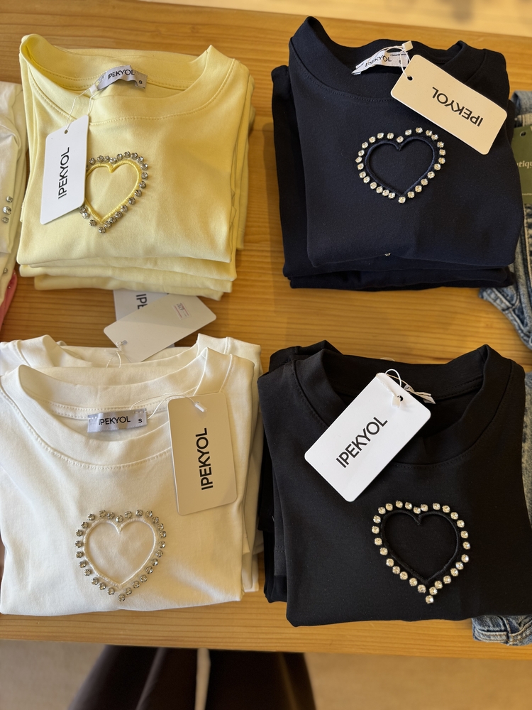 Taş İşlemeli Kalpli Tshirtler