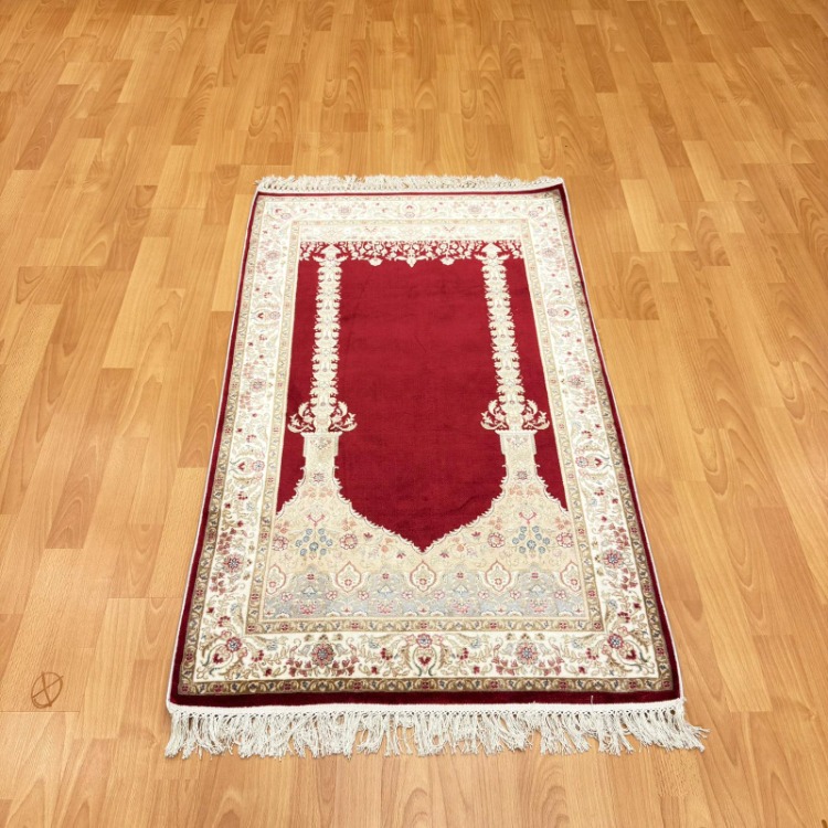 Mihrâb-ı Âlâ Nakışlı Motifli İpek Seccade