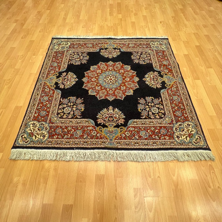 Hereke 152 X 139 Madalyonlu El Dokuma Halı  