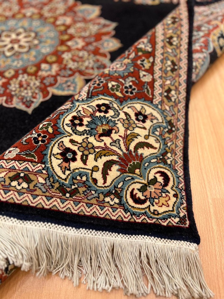 Hereke 152 X 139 Madalyonlu El Dokuma Halı  