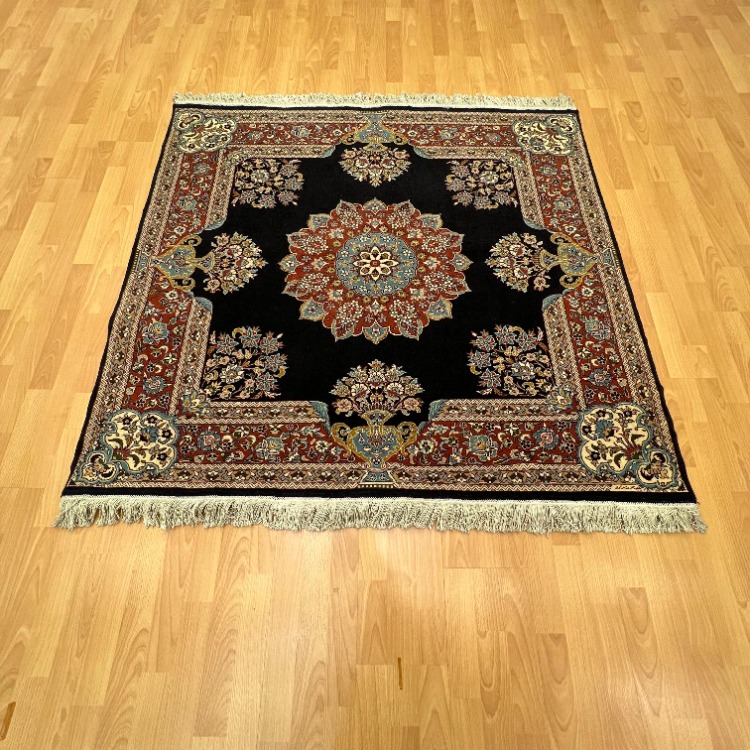 Hereke 152 X 139 Madalyonlu El Dokuma Halı  