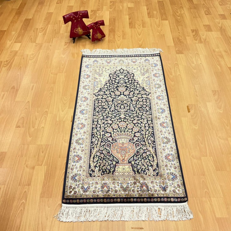 Mihrâb-ı Gülzâr Motifli 70x120 CM İpek Seccade Siyah