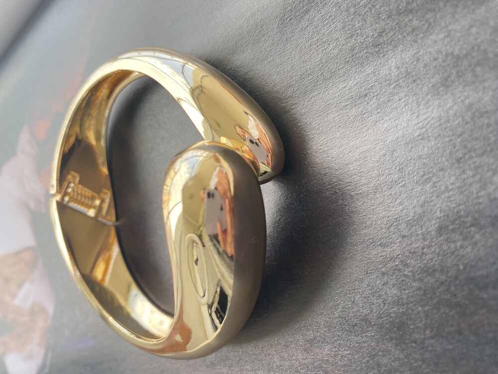 GOLD BOMBELİ KIVRIM KELEPÇE