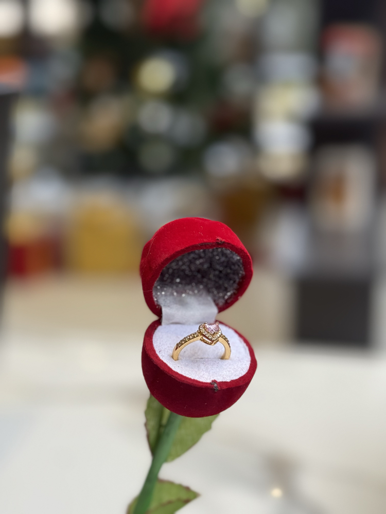 Kadife gül içinde gümüş kaplama pembe taşlı yüzük