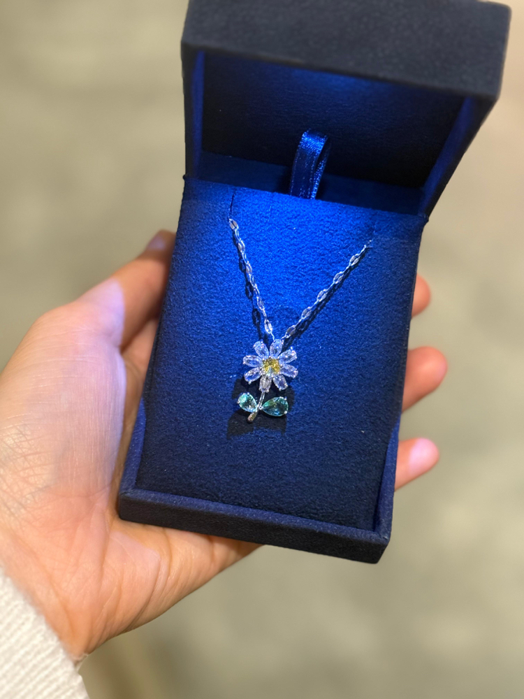 Diamond kutuda papatya kolye