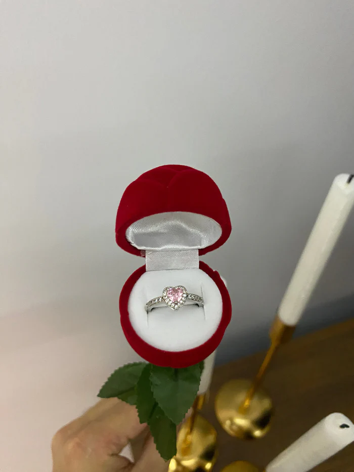 Kadife gül içinde gümüş kaplama pembe taşlı yüzük