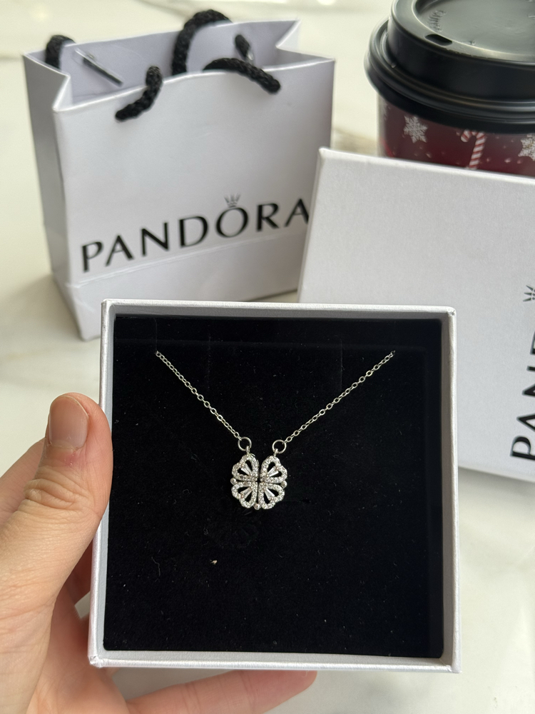 Pandora Kutusunda yonca kolye ve ciddi ilişki yüzüğü