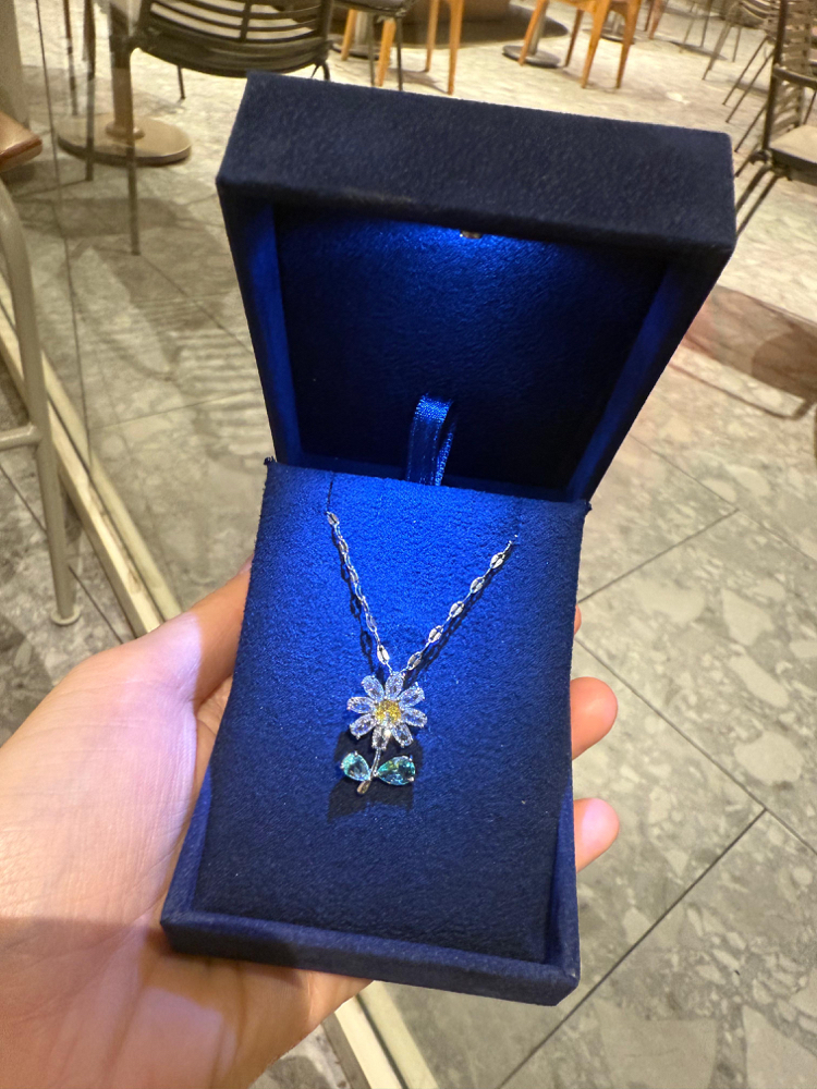 Diamond kutuda papatya kolye