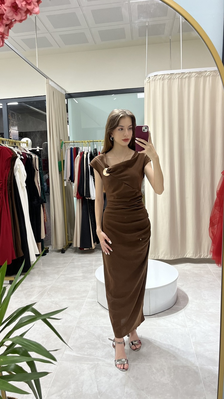 KAHVE RENGİ BROŞ ELBİSE