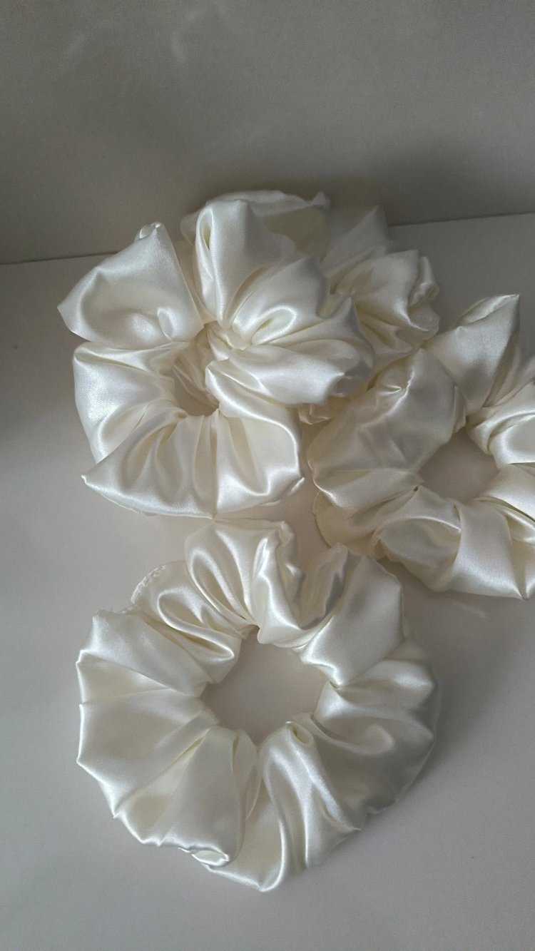 Premium İnci Beyazı Saten Scrunchie Saç Tokası - Hacimli Tasarım