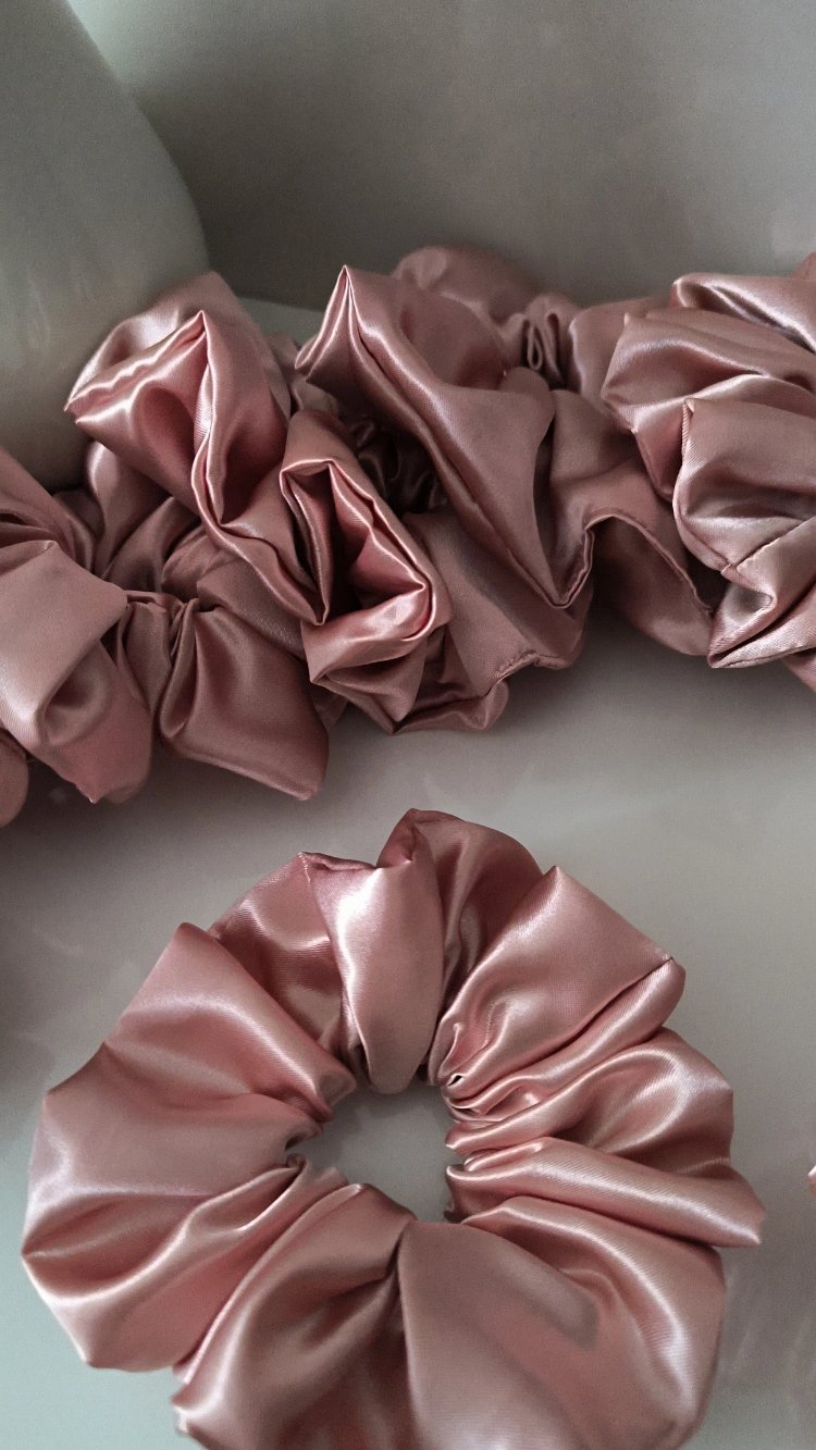 Premium Pudra Pembe Saten Scrunchie Saç Tokası - Hacimli Tasarım