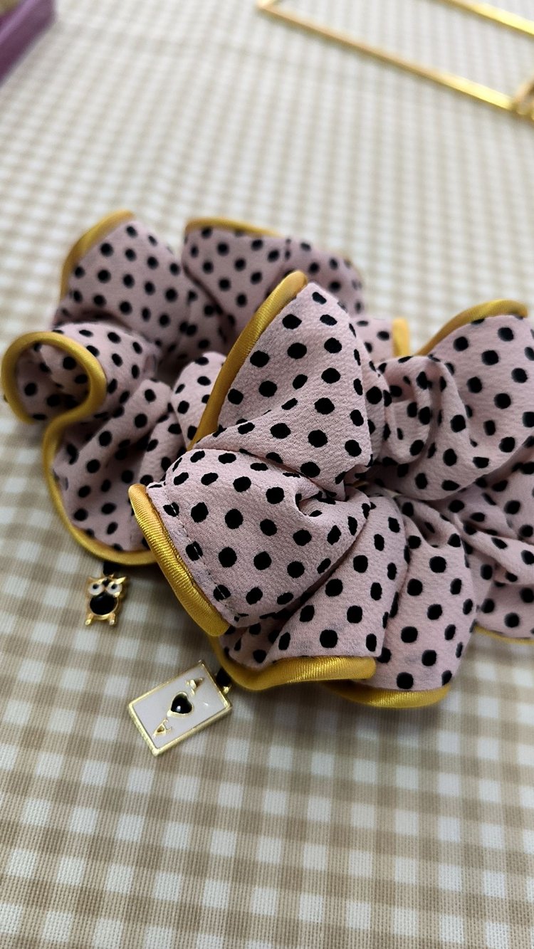 Puantiyeli & Altın Biyeli Charm Detaylı Scrunchie Toka