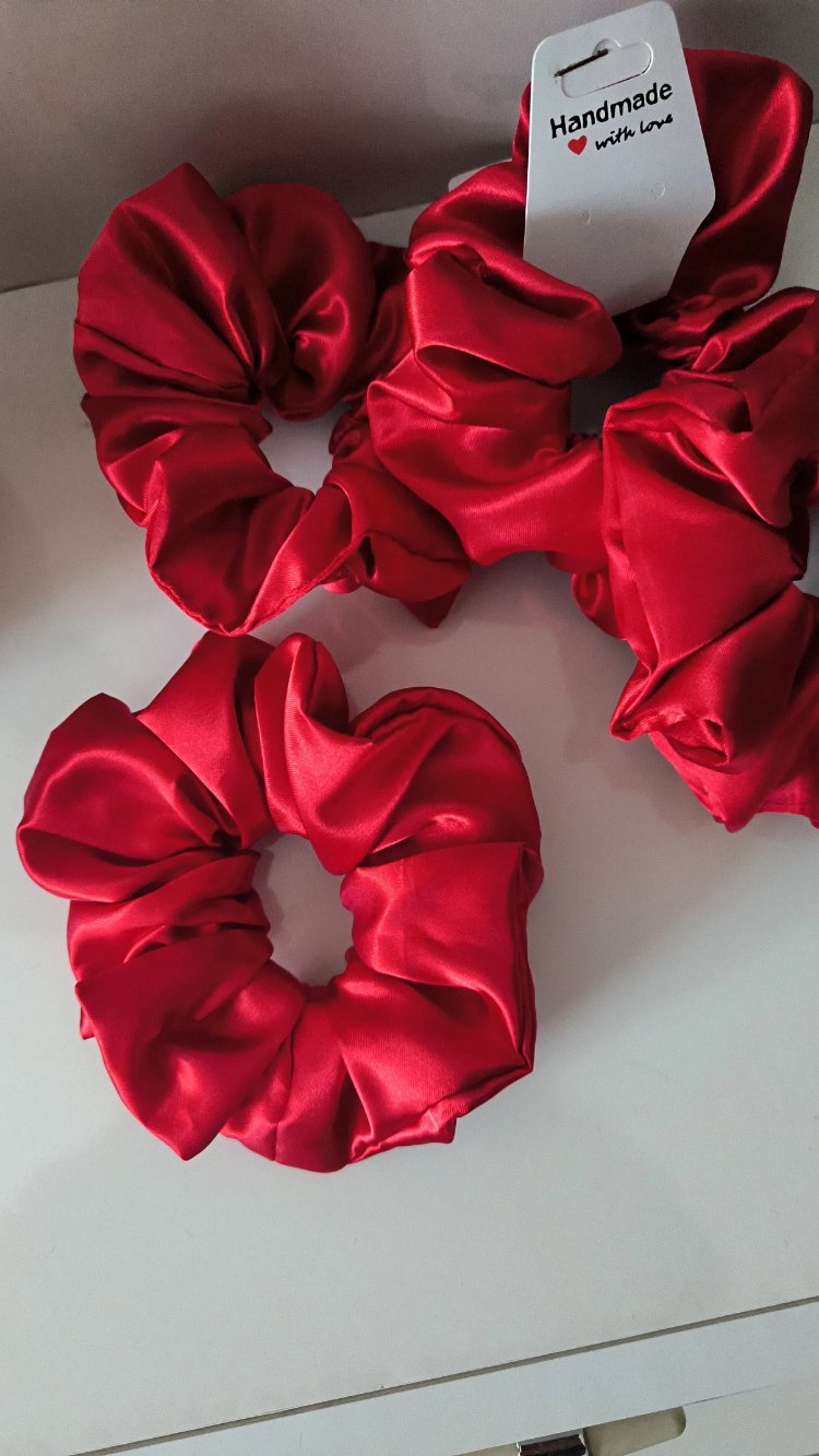 Premium Canlı Kırmızı Saten Scrunchie Saç Tokası - Hacimli Tasarım