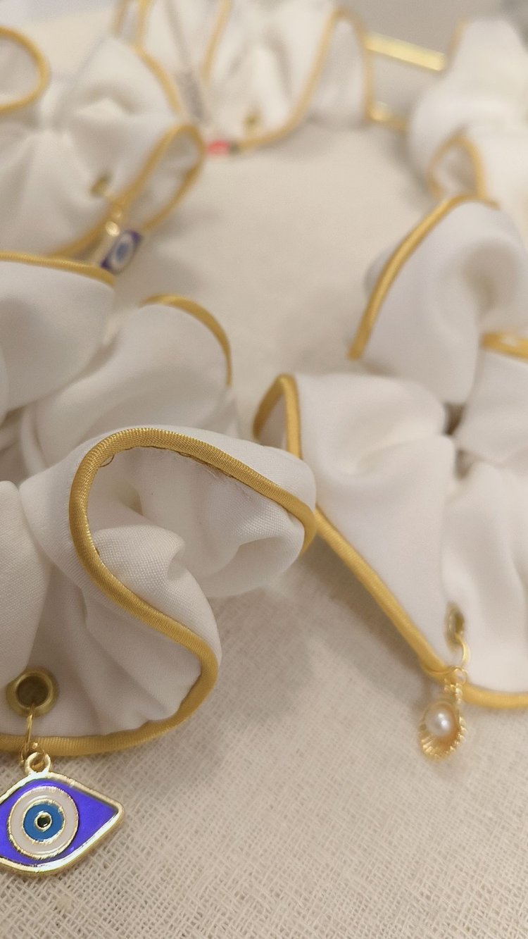 Altın Biye ve Charm Detaylı Beyaz /Kumaş Scrunchie Toka