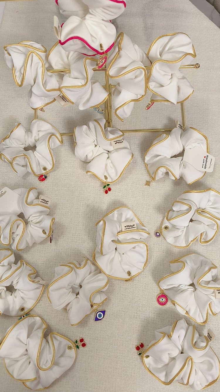 Altın Biye ve Charm Detaylı Beyaz /Kumaş Scrunchie Toka