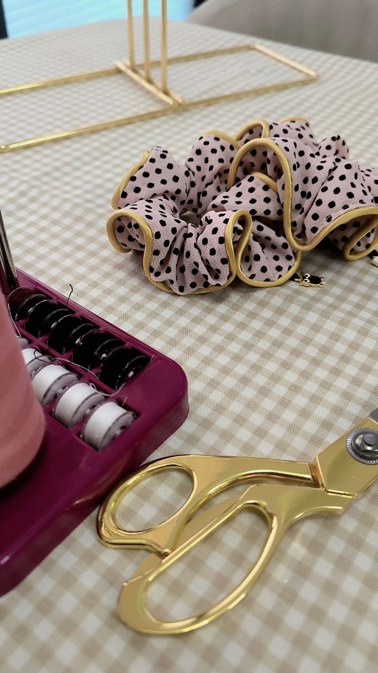 Puantiyeli & Altın Biyeli Charm Detaylı Scrunchie Toka