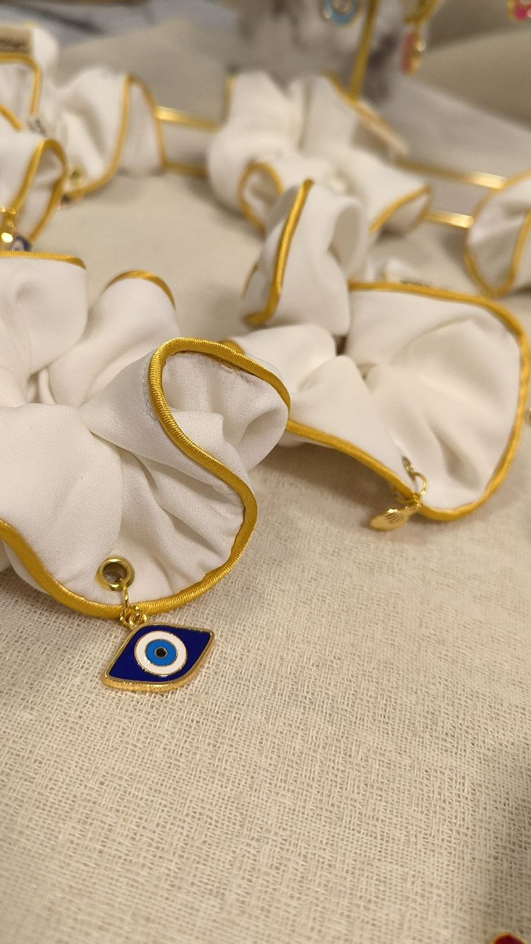 Altın Biye ve Charm Detaylı Beyaz /Kumaş Scrunchie Toka