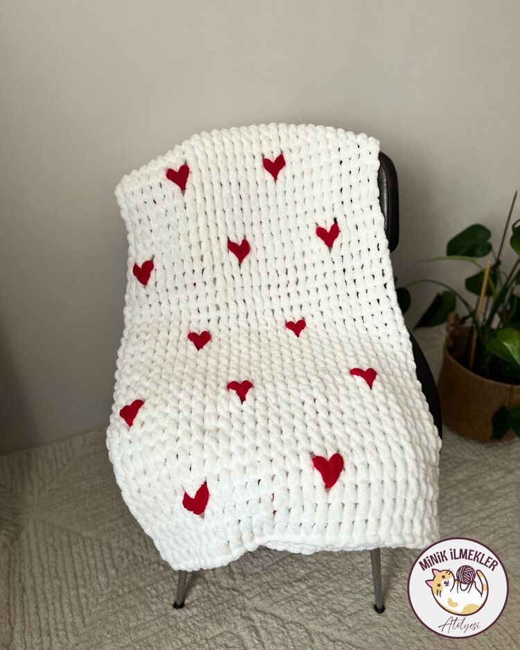 Bebek Battaniyesi – Beyaz Kalpli, 90x90 cm – Alize Puffy, El Örgüsü