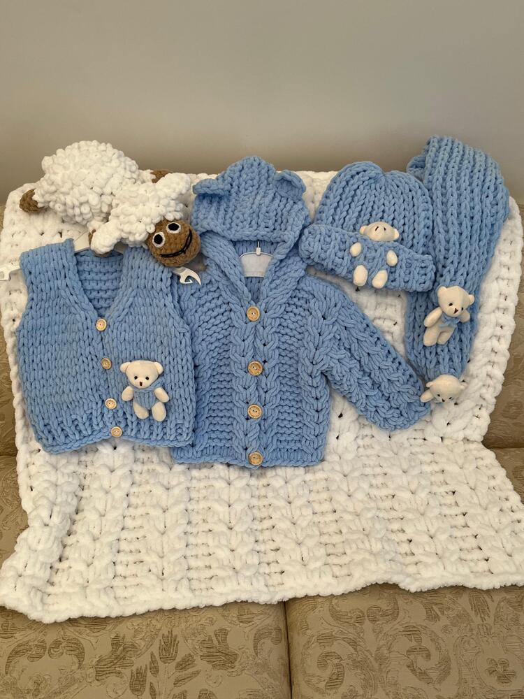 Bebek Set (Yelek, Hırka, Battaniye, Atkı, Bere, Kuzu) – Bebe Mavisi, – El Örgüsü