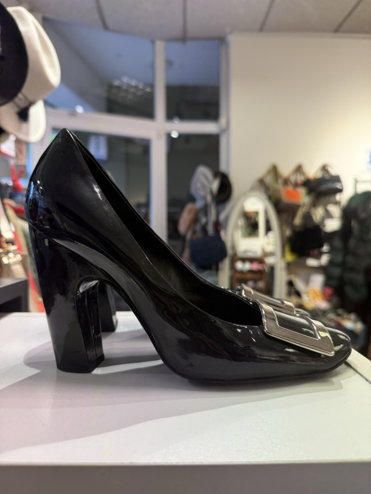 Roger Vivier siyah topuklu ayakkabı