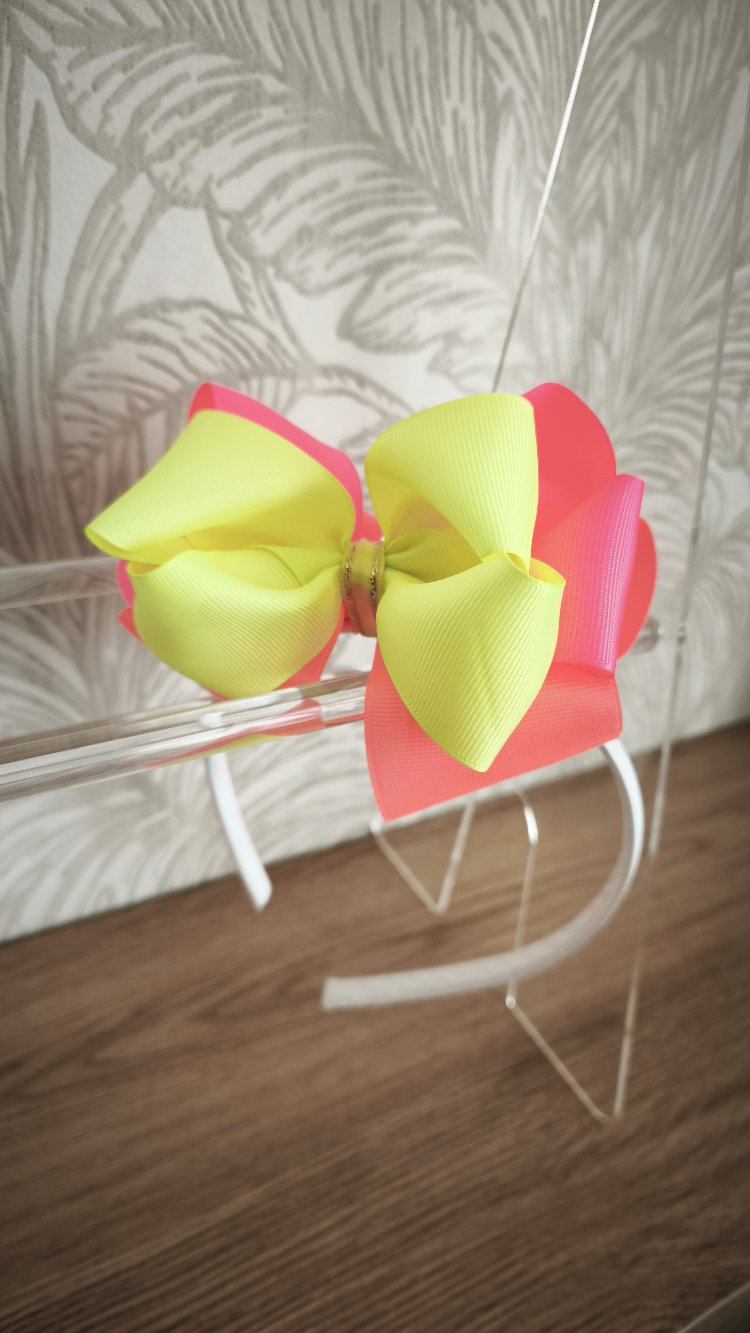 Neon Dream Bow 
Taç
