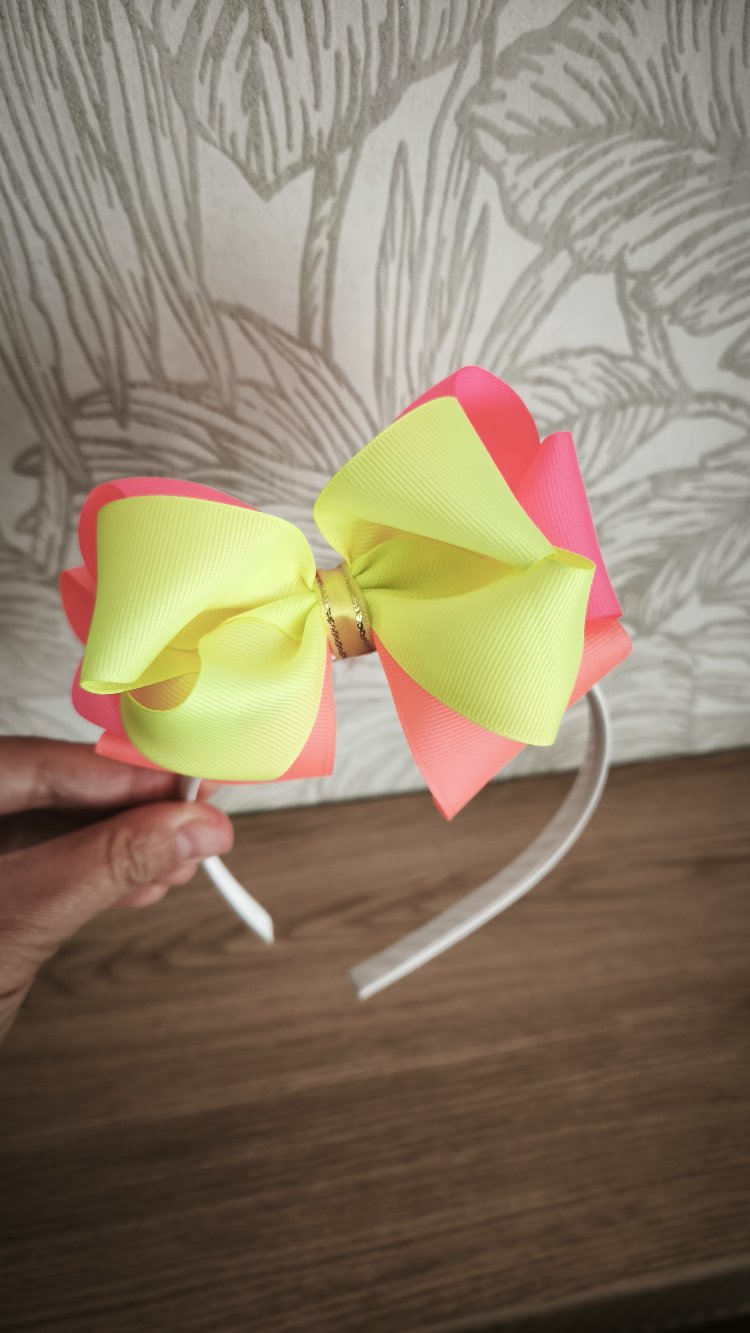 Neon Dream Bow 
Taç
