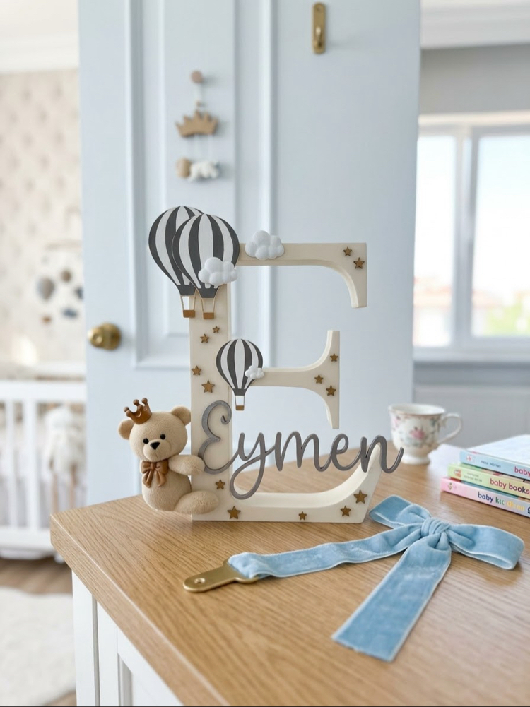 Kişiye özel uçan balonlu ayı figürlü isimlik (E)