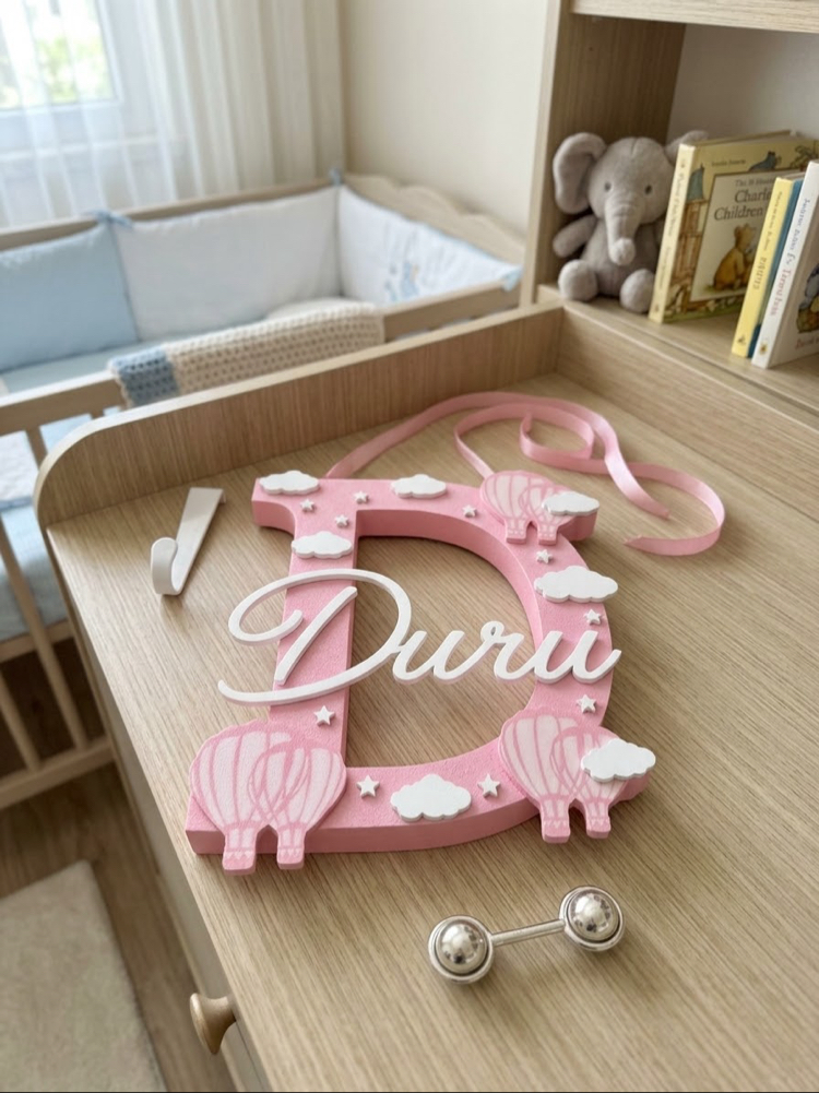 Kişiye özel uçan balon & bulutlu dekor harf( D)