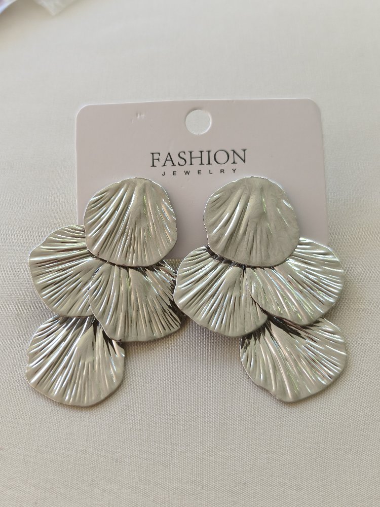 Sallantılı metal küpe
