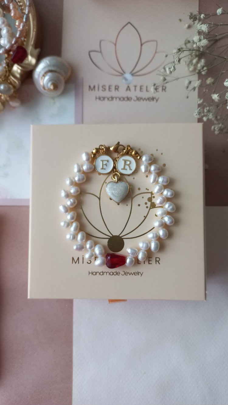 ' PETAL İNCİ NAR & HARF BİLEKLİK 