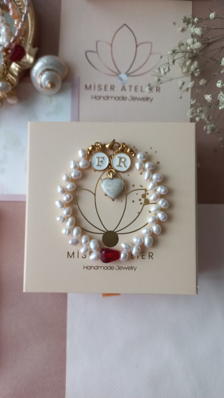 ' PETAL İNCİ NAR & HARF BİLEKLİK 