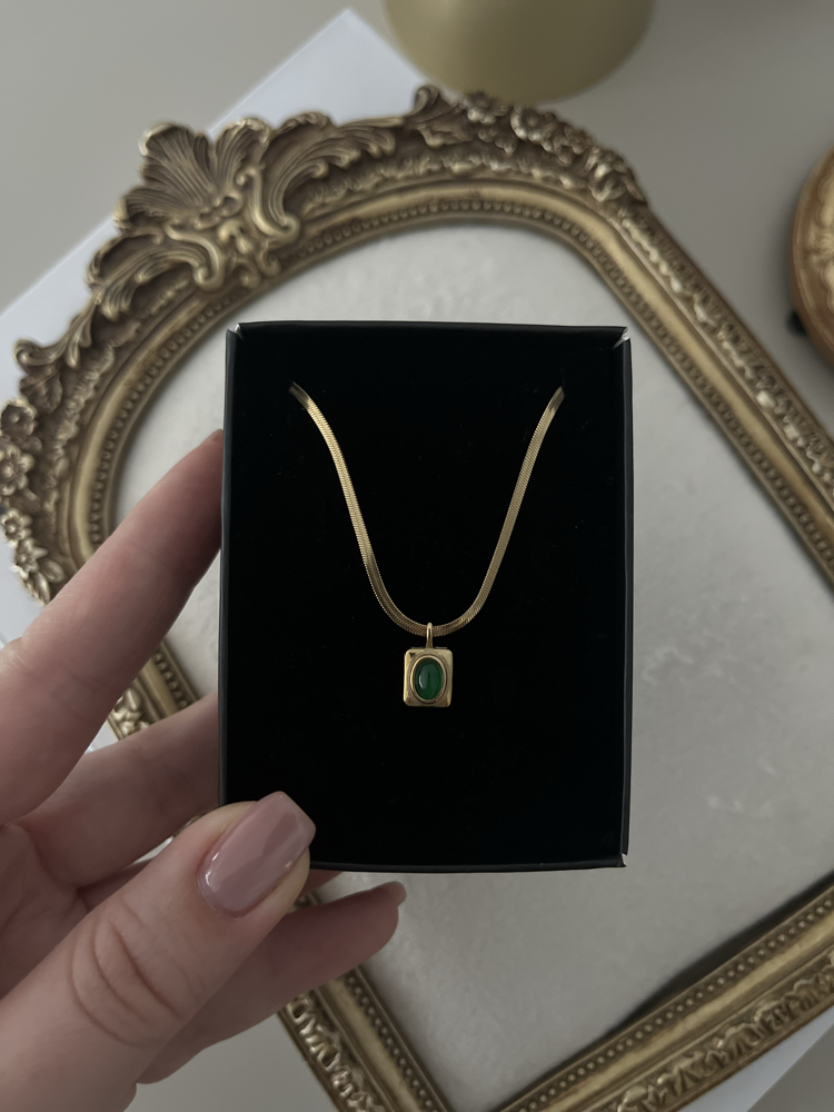Zümrüt Taşlı Vintage Plaka Kolye | Çelik