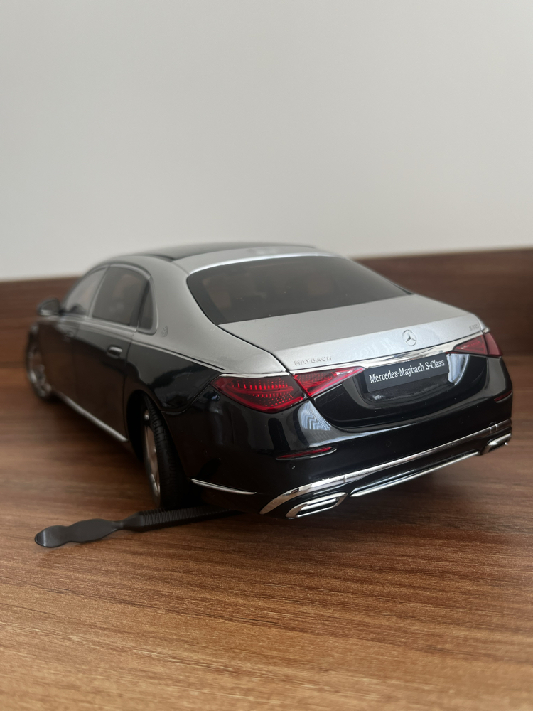 Mercedes Maybach 1/18 