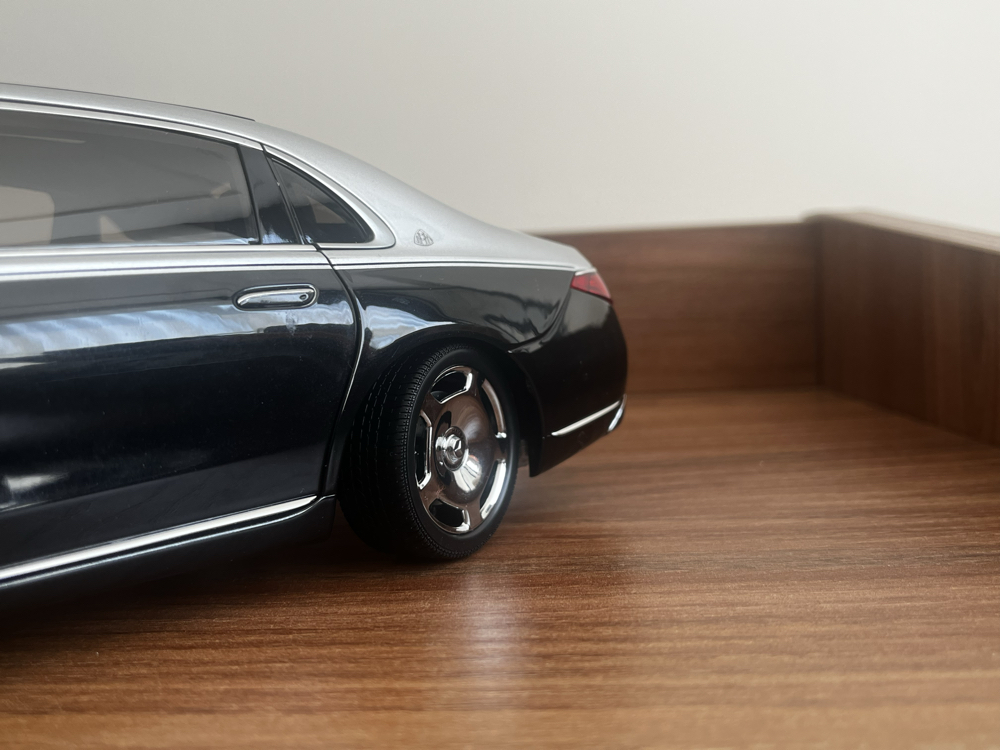 Mercedes Maybach 1/18 
