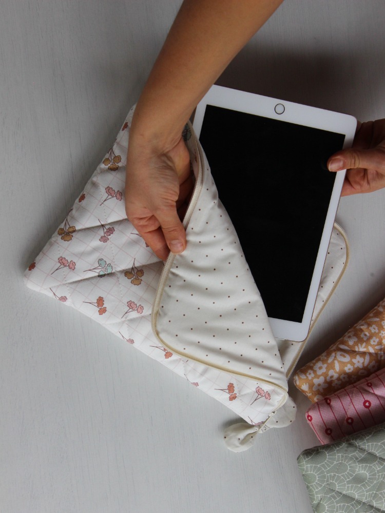 IPad Yuvası -10.9"-11"-Beyaz Çiçekli