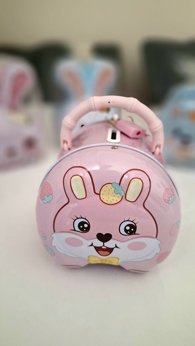 Pembe Kulplu Ayıcık Kumbara. Çocuk Ve Yetişkin İçin Kilitli Kumbara