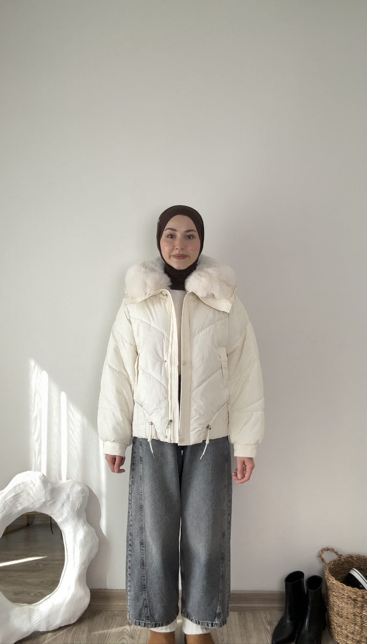 Kürk yakalı şişme mont / ekru