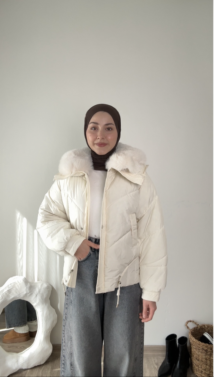 Kürk yakalı şişme mont / ekru