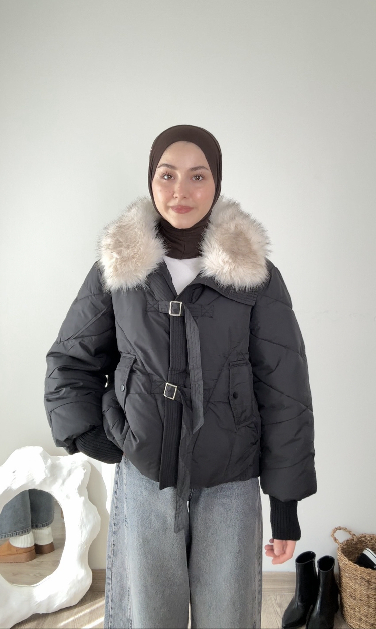 Kürk yakalı tokalı şişme mont