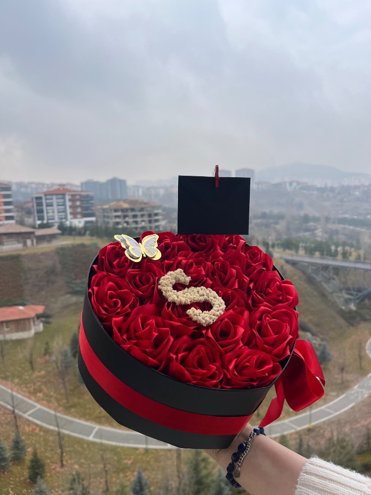 Ahenk kişiye özel harfli orta boy solmayan gül kutusu