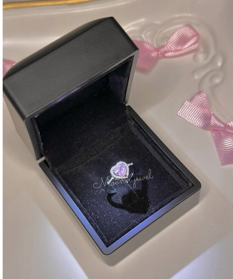 Işıklı kutuda pink love yüzük