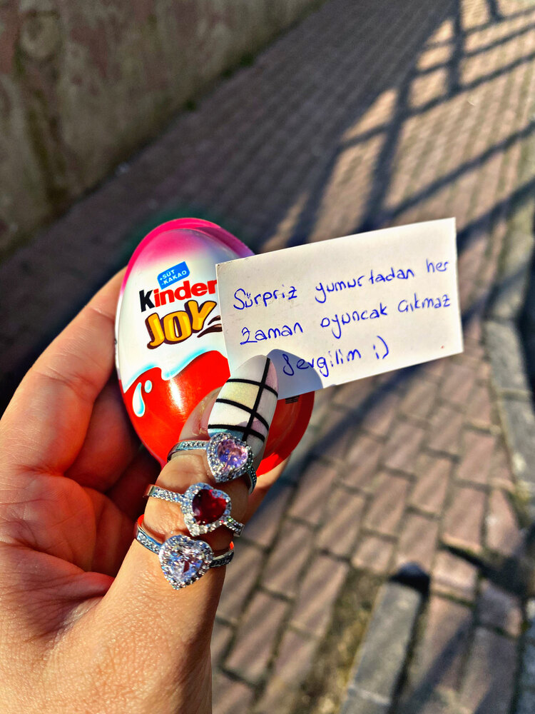 Sürpriz yumurta içinde kalp yüzük