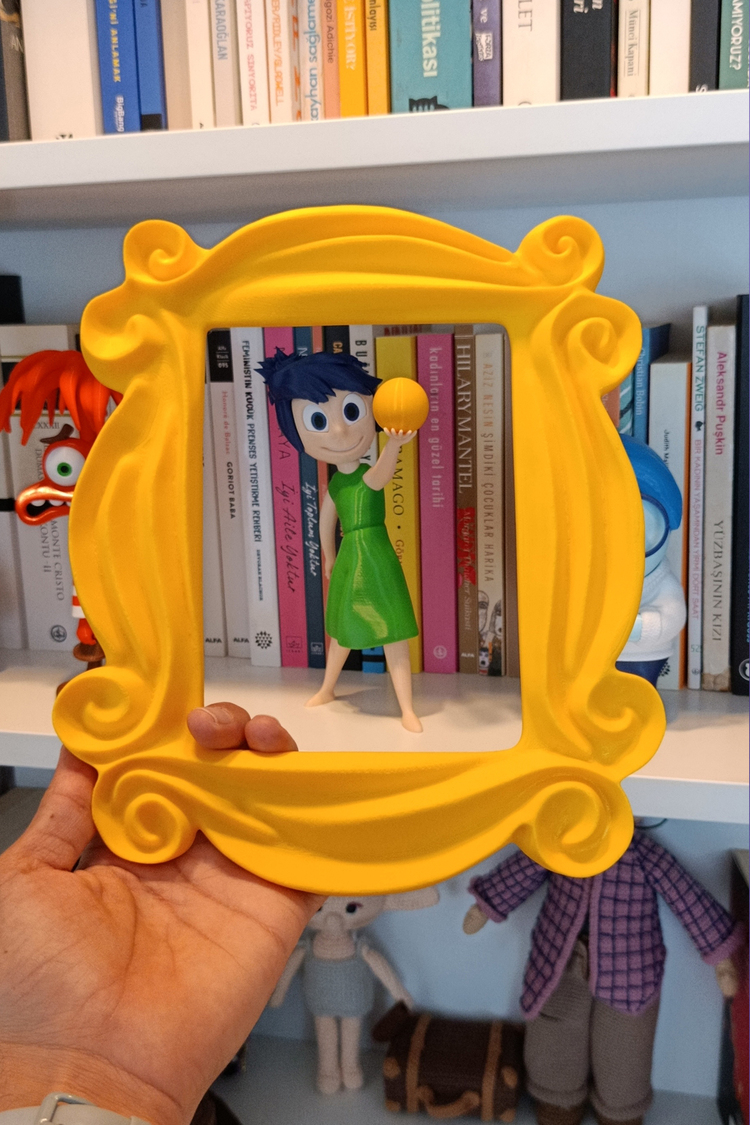 Friends Monica'nın Kapı Süsü, Monica Kapı Sarı Çerçevesi, Friends Kapı Dekoru 25cm