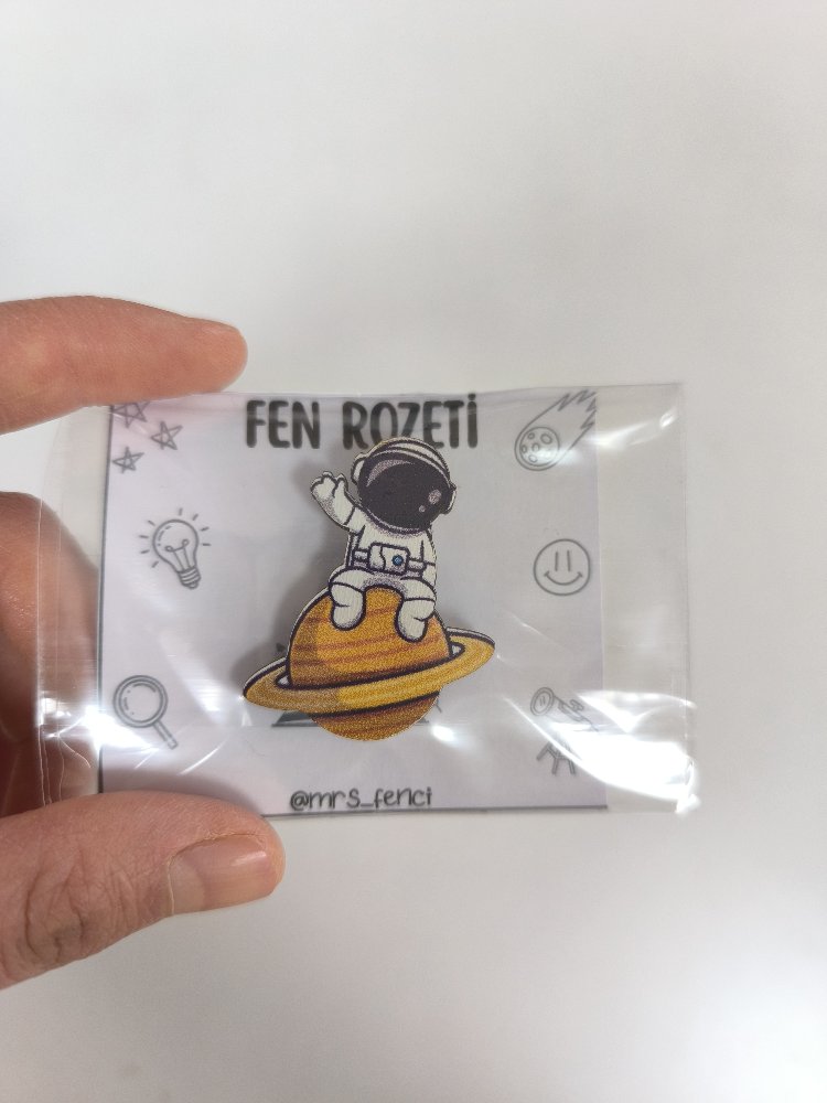 Selam veren astronot rozet