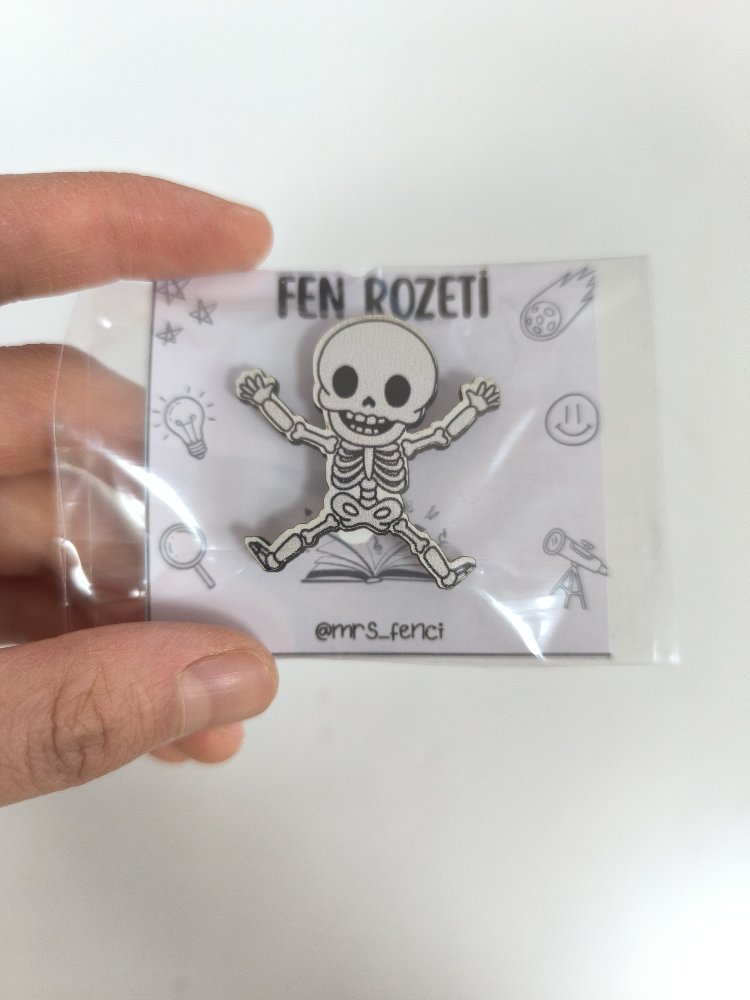 Sevimli iskelet rozet