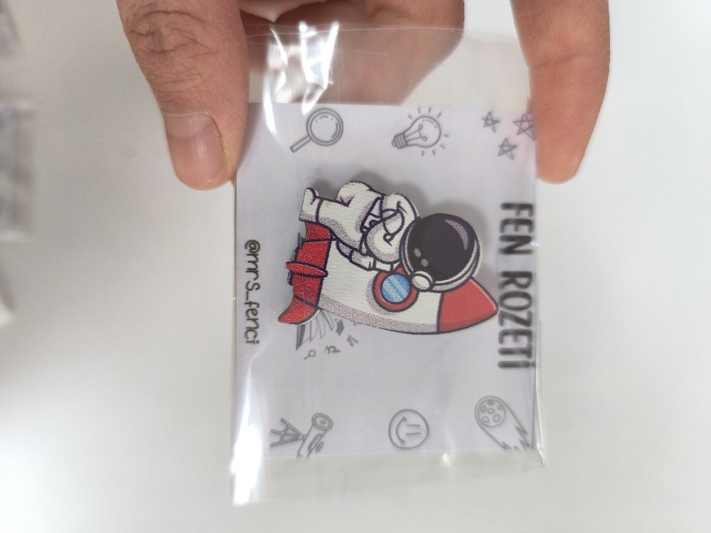 Roketiyle poz veren astronot