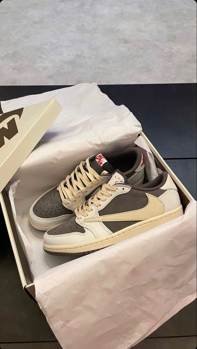 NİKE AİR JORDUN 1 RETRO LOW TRAVİS SCOTT