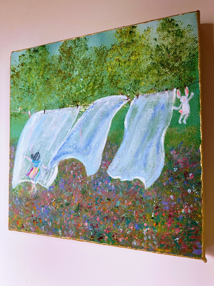Uçuşan çamaşırlar ve dans eden çocuk