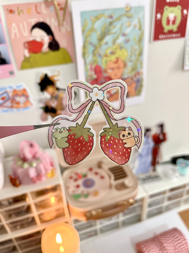 Hologramlı Coquette Berry Sticker